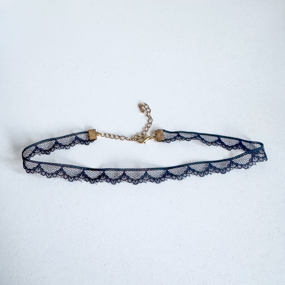 lace choker with adjustable length closure, black